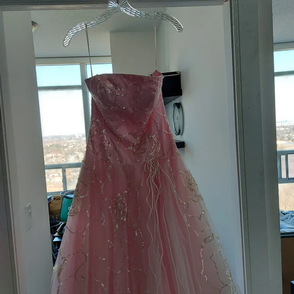 Beautiful Cache Gown🩰🛍 - Picture 11 of 17